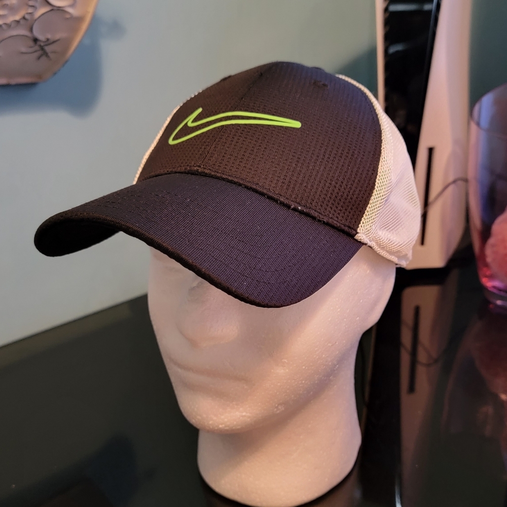 NikeGolf Hat OS Black & White w/ Lime Green Swoosh
